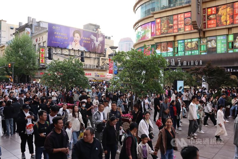 「五一」假期共5天，上海是知名的购物区南京路步行街，假期首日即迎来人潮。中央社记者张淑伶上海摄  113年5月1日