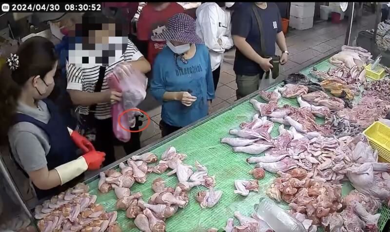 苗栗縣62歲周姓婦人（左2）在竹南鎮第二公有零售市場購買肉品，日前趁業者結帳不注意時偷走1隻雞腿，準備離去時當場被制止，由於婦人已第2次行竊，攤商已報警處理。（民眾提供）中央社記者管瑞平傳真 113年5月1日