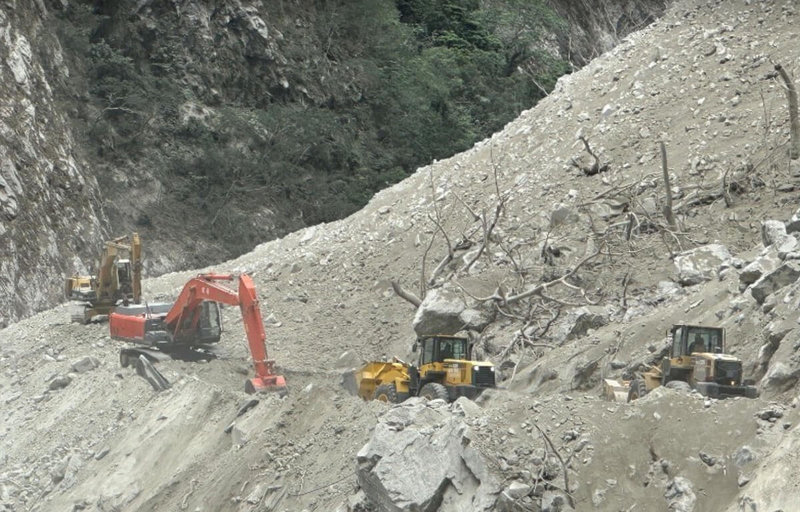 台8線中橫公路174.1公里處流芳橋路段1日下午再發生大規模岩屑坍滑、道路中斷,目前工程團隊正持續清坍,天祥至太魯閣(167.7K至184.5K)段預計延至2日中午12時開放通行。(東區養護工程分局提供)中央社記者張祈傳真 113年5月1日