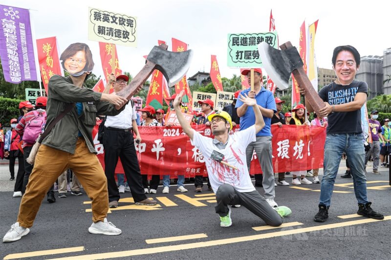 勞團戴起總統蔡英文、準總統賴清德的面具上演行動劇,諷刺過去民進黨完全執政下兩次修勞基法「砍假」、要人民「做功德」,未來甚至可能繼續修惡「砍年金」。中央社記者鄭清元攝 113年5月1日