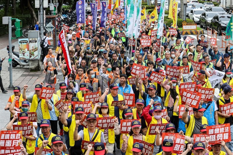遊行隊伍沿途手持標語、高喊訴求,呼籲政府重視勞動保障。中央社記者鄭清元攝 113年5月1日