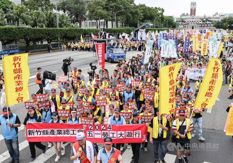 五一勞動節多個勞團組成遊行隊伍,1日下午在凱達格蘭大道集結,一路前往立法院。中央社記者鄭清元攝 113年5月1日