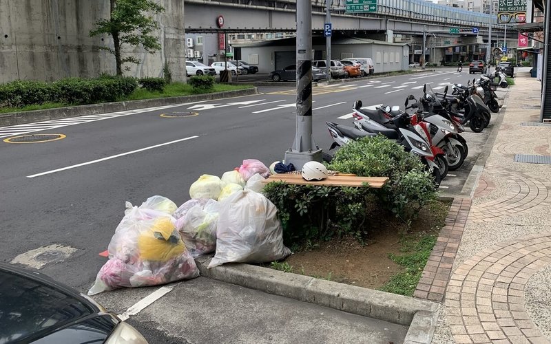 新竹市環保局1日指出,為杜絕民眾提早將垃圾包放置戶外導致環境髒亂,若環境巡查時發現店家或民眾將垃圾包堆置門口、路邊,將會開立勸導單;經開單後若再犯,將依法處新台幣1200元以上6000元以下罰鍰。(新竹市環保局提供)中央社記者魯鋼駿傳真 113年5月1日