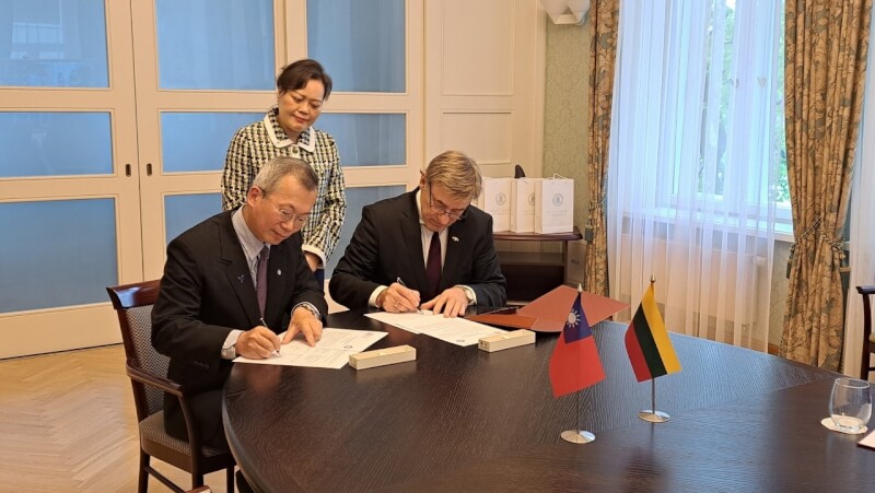 政治大學30日與維陶瑪納大學簽署成立立陶宛中心合作備忘錄。（圖取自政大網頁nccu.edu.tw）