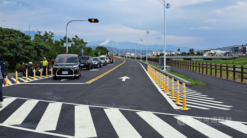 台東市太平溪右岸路堤共構「一路通」工程，康樂橋至馬蘭橋1日通車，全線目前可從台東市臨海路通到卑南鄉南王橋，紓解進出台東市車流量。中央社記者盧太城台東攝  113年5月1日