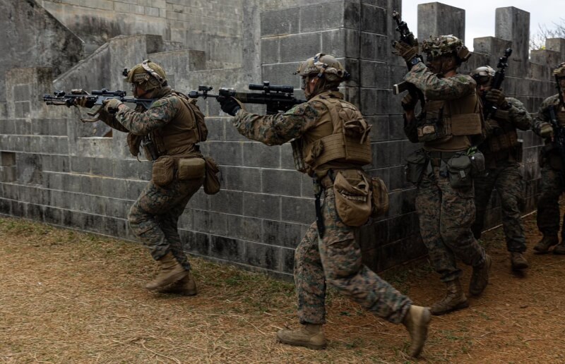 美軍部署一改以往集中在東北亞的大型基地，而是分成規模較小但機動性更強的部隊，來部署在印太地區各角落。圖為日本沖繩漢森營區的美國海軍陸戰隊軍人。（圖取自facebook.com/3dMarineDivision）