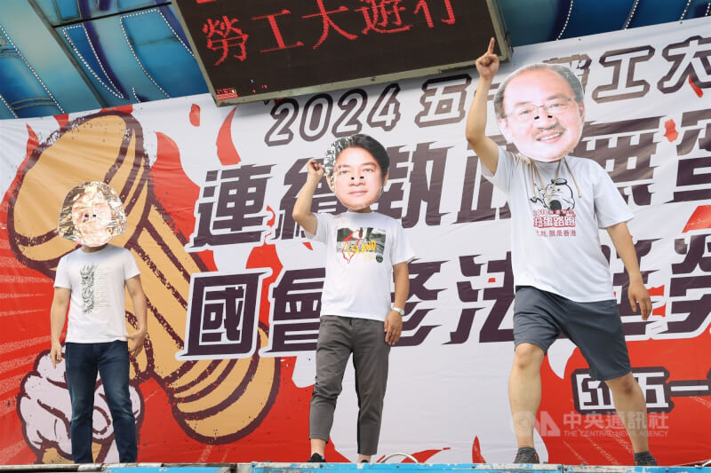 勞團成員現場裝扮成準總統賴清德、民進黨總召柯建銘等人,上演「勞工權益修惡三」舞蹈,暗示勞基法搖搖欲墜,也凸顯可能砍年金、再修勞基法的擔憂。中央社記者鄭清元攝 113年5月1日