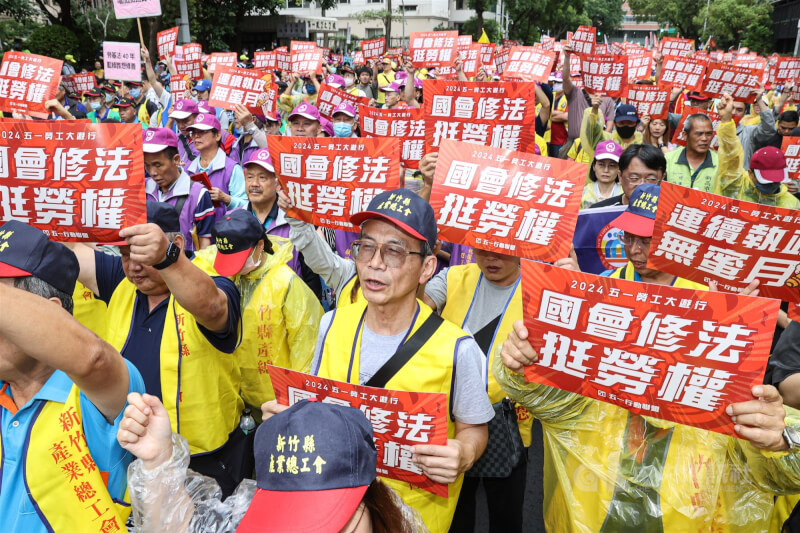 工會團體中午集結於凱道高喊口號,活動主張5大訴求,並提出16項具體修法建議,要求政府及3黨修法改善勞動環境,提升勞動保障及勞權。中央社記者鄭清元攝 113年5月1日