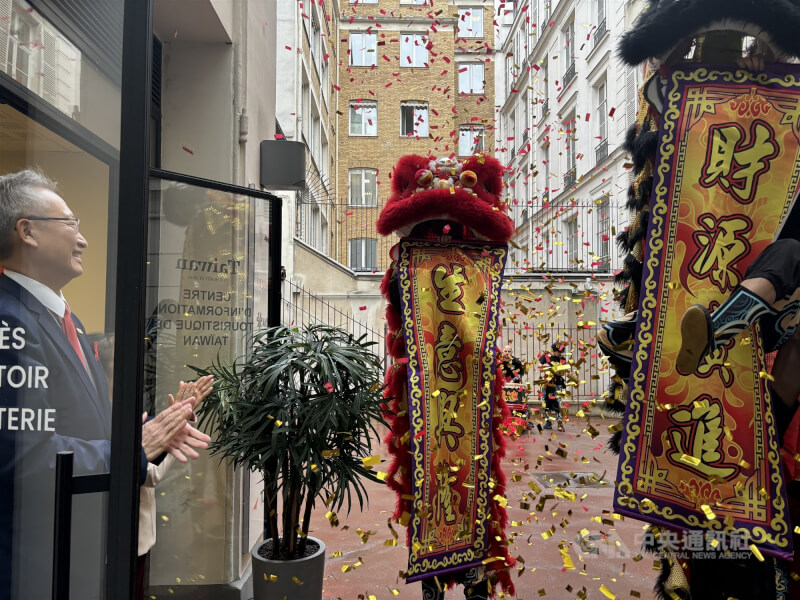 4月30日揭牌典禮邀請當地「法國民社館忠義堂」舞獅團助陣,在中庭表演。舞獅除端上橘子、鳳梨與生菜等吉祥物,也高舉好彩頭的布條,引來周邊住戶與工作人員圍觀與掌聲。中央社記者曾婷瑄巴黎攝 113年5月1日