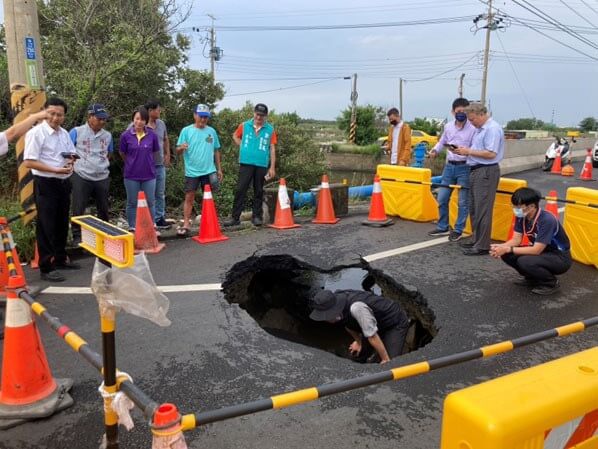 台南市安南區城西街2段道路4月30日晚間出現一個大坑洞，長約6.5公尺、寬約2公尺、深度約2.5公尺，市府獲報立刻動員搶修，現場完成鋪設鋼板及甲種圍籬，並派出施工機具進駐，評估以當前天候狀況，約需1週完工。（台南市政府提供）中央社記者張榮祥台南傳真 113年5月1日