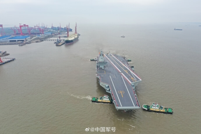 中國第3艘航空母艦福建號1日從上海江南造船廠碼頭解纜啟航，展開首次航行試驗。（圖取自中國軍號微博weibo.com）