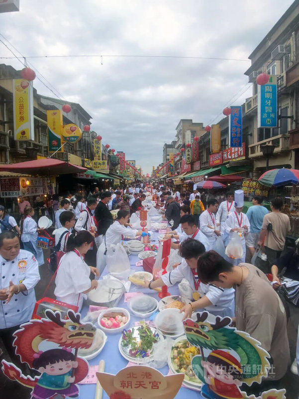 慶祝媽祖誕辰，雲林縣北港朝天宮1日聚集全台108名大廚，獻上108道精緻佳餚為媽祖祝壽，典禮後廟方將把美食分送給清寒家庭或獨居長者等，預計超過130戶受惠。中央社記者姜宜菁攝  113年5月1日