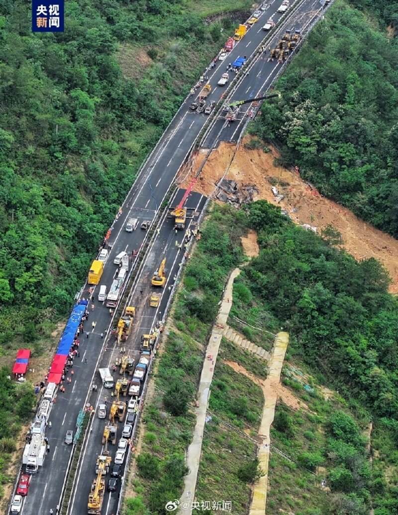 廣東梅大高速（S12）大埔往福建方向1日發生路面塌陷，造成18輛車陷落，至少19人死亡、30人受傷。（圖取自央視新聞微博weibo.com）