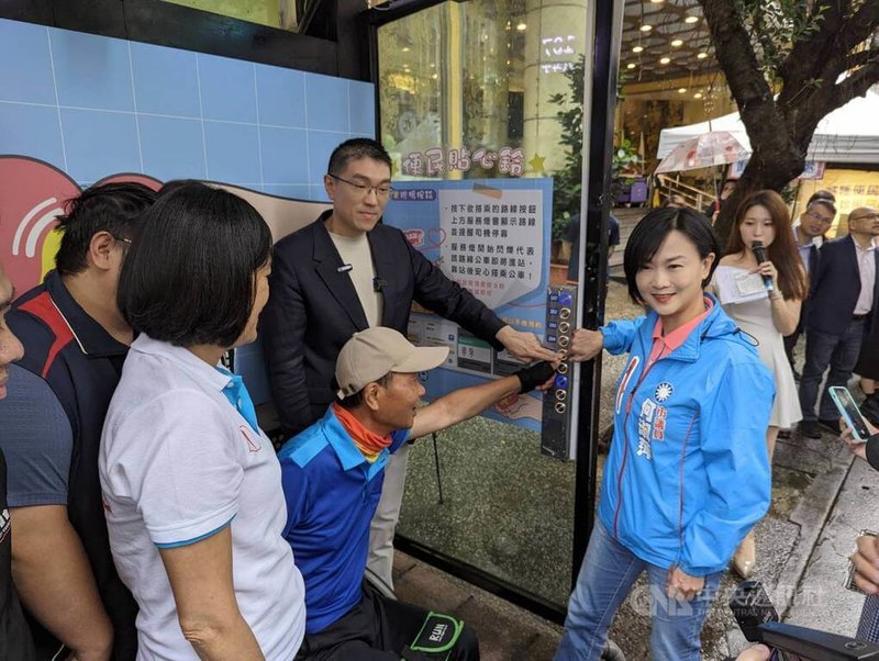 為提供輪椅族等弱勢更友善乘車體驗，基隆市政府在「基隆長庚醫院」及「信義區公所」2座候車亭增設「便民貼心鈴」。市長謝國樑（後左）2日出席信義區公所便民貼心鈴啟用記者會表示，打造大眾運輸友善環境刻不容緩。中央社記者王朝鈺攝  113年5月2日