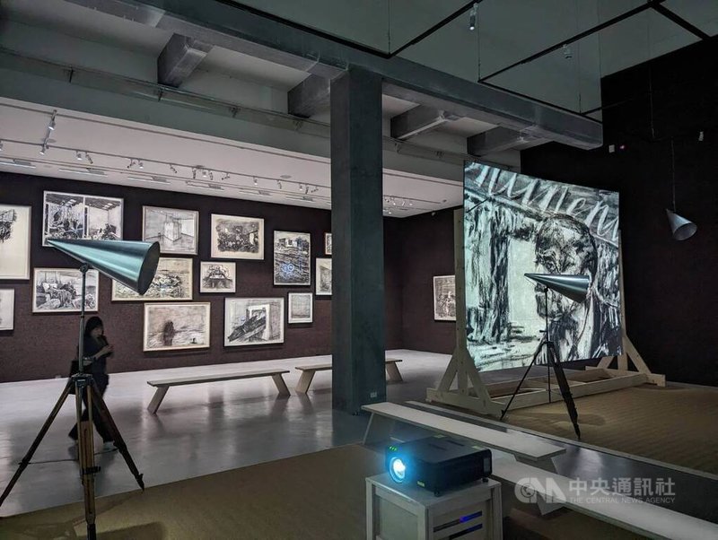 南非藝術家肯特里奇（William Kentridge）個展首度登台，4日起將在台北市立美術館開展，展中以大型裝置投影形式呈現肯特里奇早期2件及近期3件定格短片作品，並同步展出拍攝過程中所創作的素描手稿。中央社記者王寶兒攝  113年5月2日