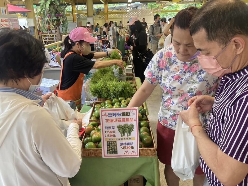 農業部彙整台灣農產嘉年華等電商平台設置「從心出花」花蓮農特產行銷專區，台北希望廣場也有「花蓮專區」，購買可幫助花蓮農民。（農糧署提供）中央社記者楊淑閔傳真  113年5月2日