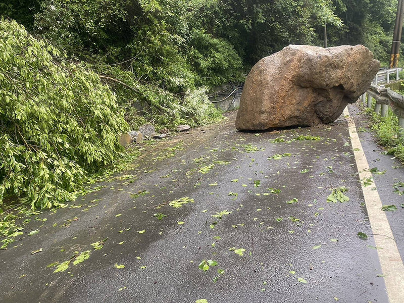 南投縣仁愛鄉力行產業道路投89線21公里處附近，2日上午7時左右發生落石坍方，巨大石塊掉落在道路上，導致車輛無法通行，工務單位已出動機具搶通。（警方提供）中央社記者鄭維真傳真  113年5月2日