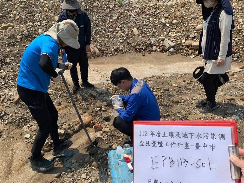 台中市龍井區某土地遭棄置含戴奧辛、重金屬的廢棄物，案發地點廢棄物清理完成後，市府日前派員到場採地下水送驗，確認重金屬未超標，後續將定期監測。（台中市政府提供）中央社記者蘇木春傳真  113年5月2日