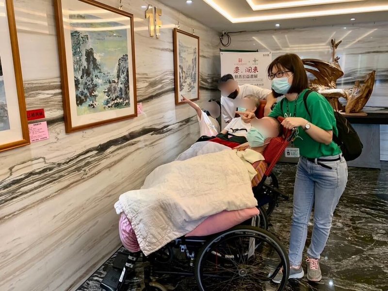 創世基金會苗栗分院2日表示,創辦人曹慶為籌建花蓮分院,從早年使用棉花棒為植物人清理褥瘡衍生靈感,以棉花棒當畫筆,畫出象徵花蓮山水的海灣畫作,即日起在苗栗享沐時光莊園渡假酒店公益展出。(創世苗栗院提供)中央社記者管瑞平傳真 113年5月2日