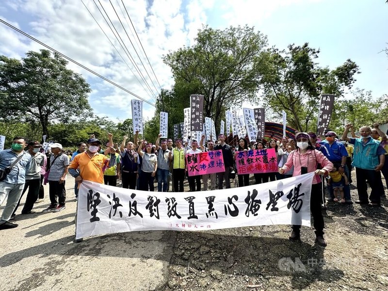 雙倫一般事業廢棄物處理場規劃設於彰化縣大村鄉平和村,業者2日上午舉行公開說明會,數百名居民、環境保護團體成員到場拉白布條抗議。中央社記者鄭維真攝 113年5月2日