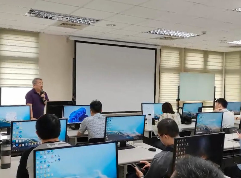 台中市警察局導入生成式AI ChatGPT平台，提升執行效率，並確保訊息的精確性與時效；日前對80名員警進行培訓。（台中市警察局提供）中央社記者趙麗妍傳真  113年5月2日