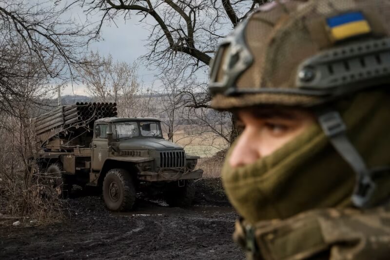 圖為2月4日烏克蘭軍人與戰車駐守在頓內茨克地區前線。（路透社）