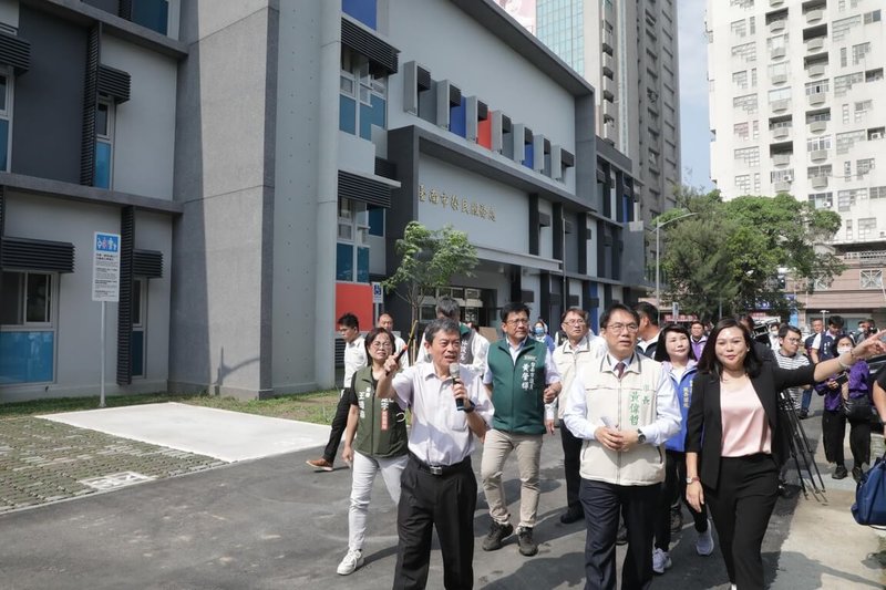 兼具長照機能的台南榮家永康基地「安養健康園區」已在3月底完工，目前正待驗收點交，台南市長黃偉哲（前右2）等人2日前往視察，聽取導覽介紹也盛讚園區規畫設計及服務功能。（台南市政府提供）中央社記者張榮祥台南傳真  113年5月2日