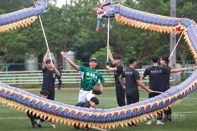 中華民國第16任總統、副總統就職典禮20日將盛大舉行,國立體育大學將帶來精彩演出,學生們2日下午在校內密集排練,國體大棒球隊也將參與表演。中央社記者吳家昇攝 113年5月2日