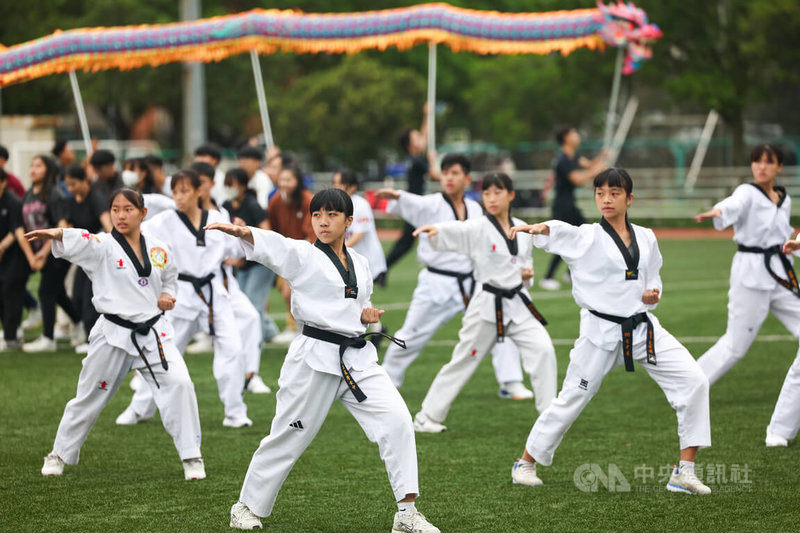 國立體育大學將在20日登場的中華民國第16任總統副總統就職慶祝大會中帶來精彩演出，參演學子2日密集排練，跆拳道隊也加入表演，呈現體育之美。中央社記者吳家昇攝  113年5月2日