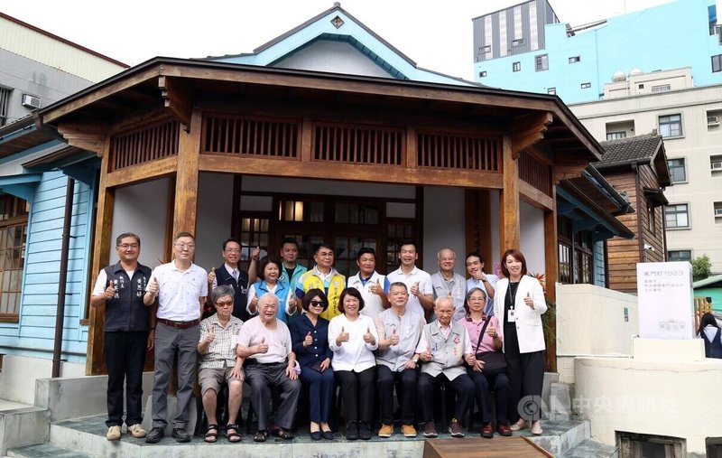 嘉義市東門派出所文化基地（東門町1923）2日開幕，文化局首檔展覽嘉義文學家「臥雲吟草文學紀念特展」拉開序幕，市長黃敏惠（前排中）等人出席並合影。中央社記者黃國芳攝  113年5月2日