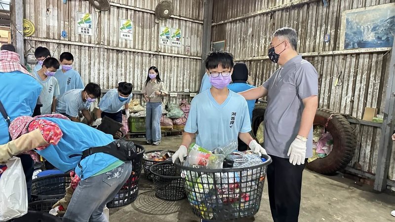 澎湖垃圾處理是一大難題,湖西鄉公所2日安排轄內國中學子走進掩埋場,親手進行資源回收與垃圾減量,讓學生了解垃圾減量及資源回收再利用,達到教育與實踐並重。(湖西鄉公所提供)中央社 113年5月2日