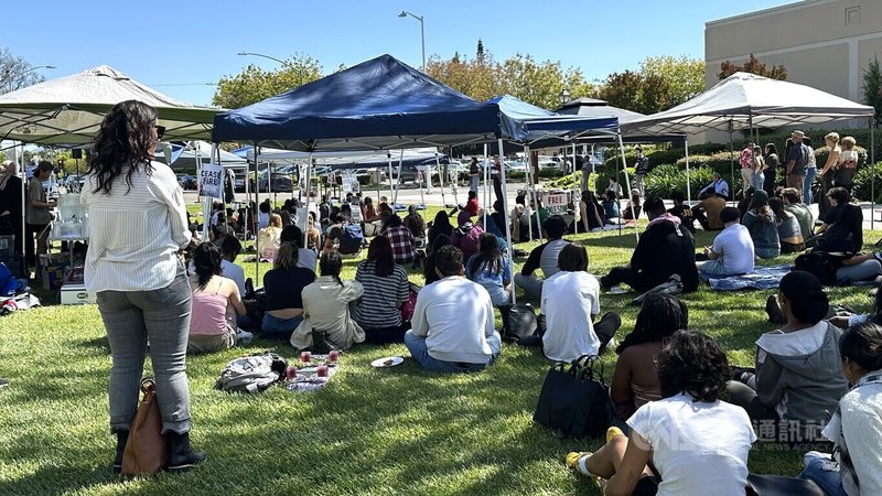圣克拉拉大学学生今天首度在校方人员陪同下，在草坪上举办一场以「教育计划」为主题的和平示威。中央社记者张欣瑜旧金山摄  113年5月2日