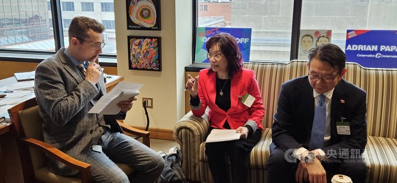 GTMA加拿大全球卫生协会会长邱丽莲（中）向加拿大保守党众议员祈米克（左）说明台湾加入CPTPP带来的好处。中央社记者程爱芬渥太华摄  113年5月2日