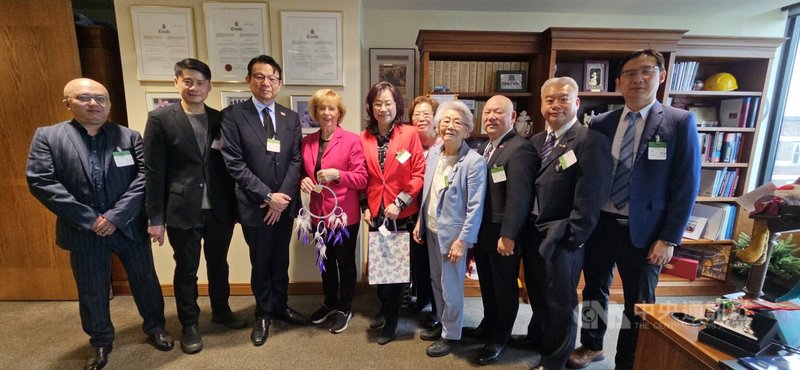 GTMA加拿大全球卫生协会一行9人到渥太华拜会国会议员，游说他们助力台湾加入CPTPP。加拿大执政自由党议员史葛洛（左4）热情支持台湾入会。中央社记者程爱芬渥太华摄  113年5月2日