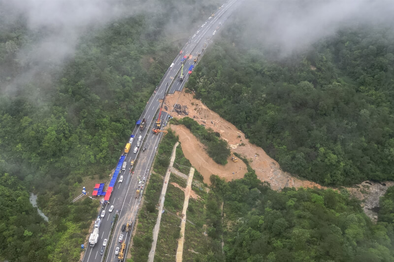 广东梅大高速公路完工不到10年，近日遇豪大雨后路面塌陷，已知造成36死30伤。（中新社）