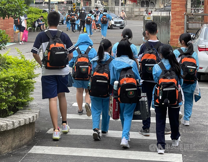 圖為台北市國中學生放學返家。（中央社檔案照片）