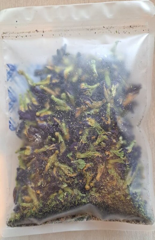 台北市衛生局2日公布茶葉及花草茶殘留農藥抽驗結果，此次抽驗蝶豆花產品共4件，皆驗出殺蟲劑或殺菌劑超標。圖為不合格產品。（台北市衛生局提供）中央社記者陳昱婷傳真  113年5月2日