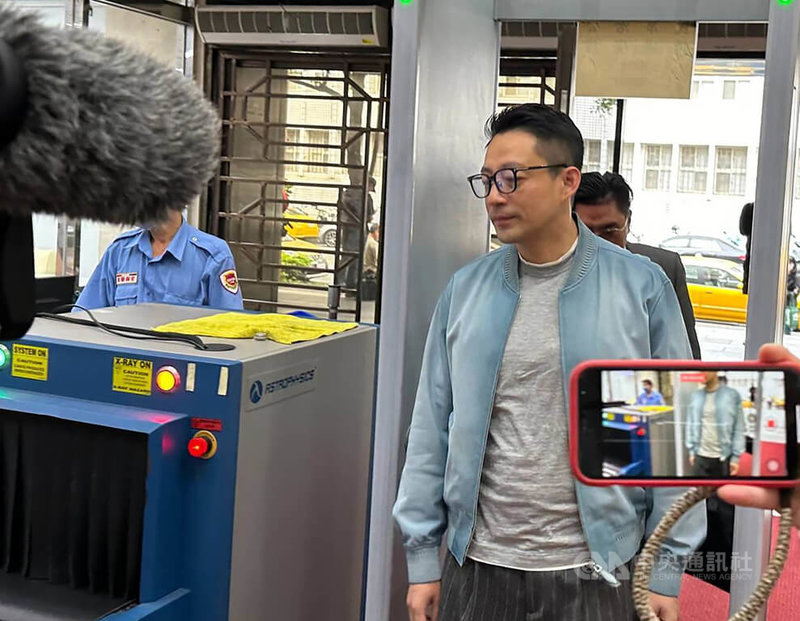 商人汪小菲遭前妻、藝人大S(徐熙媛)聲請強制執行前涉隱匿高價畫作藝術品,被徐女提告毀損債權獲不起訴,高檢署把案件發回北檢續查。檢察官2日傳喚汪小菲(前)到庭,庭訊約1個半小時結束。中央社記者謝幸恩攝 113年5月2日