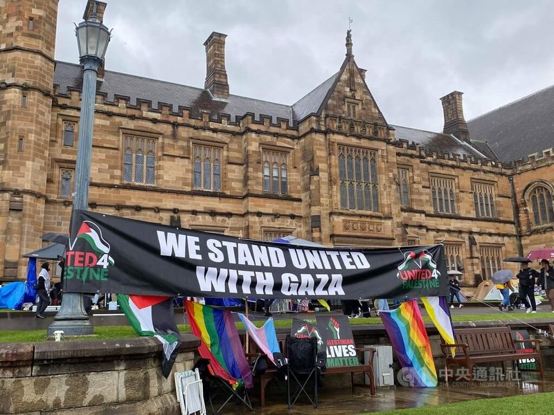 澳洲知名大學跟進美國學生運動浪潮，雪梨大學（The University of Sydney）自上周末起發起「學生挺巴勒斯坦」（Students for Palestine）行動，於校內指標建築「雪大四合院」（University of Sydney Quadrangle）前草坪搭棚、紮營。中央社記者楊淳卉雪梨攝 113年5月3日