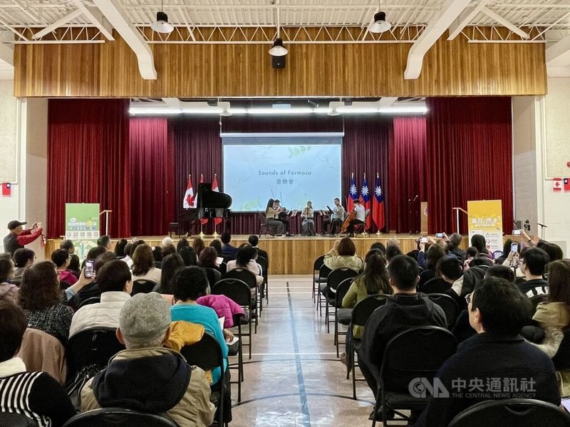 8名來自加拿大倫敦地區的台灣年輕音樂家,4月28日在多倫多僑教中心演奏經典樂曲,近150位鄉親大飽耳福。中央社記者胡玉立多倫多攝 113年5月3日