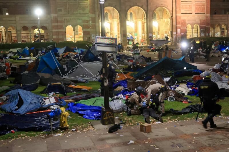 執法人員2日在美國加州大學洛杉磯分校清理抗議營地時拘留了一名示威者。（路透社）