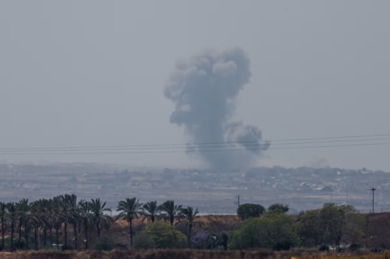 加薩4月30日遭襲擊爆炸後升起濃煙。（路透社）