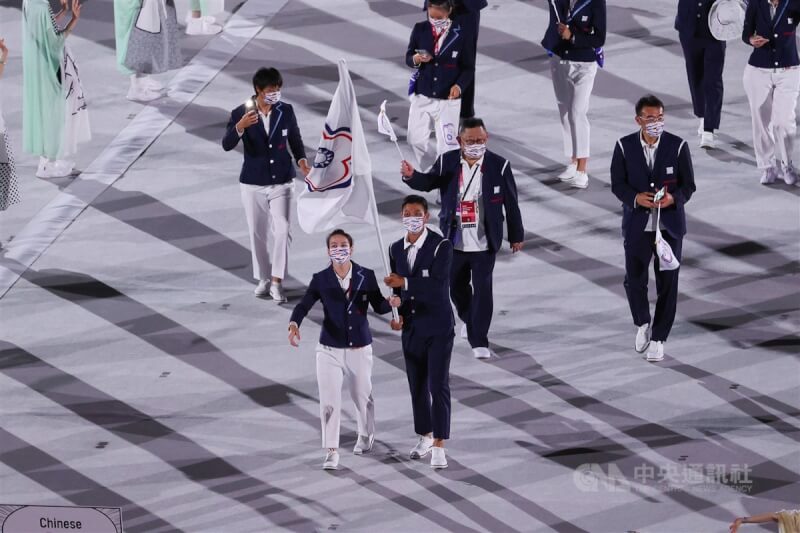 圖為2021年7月東京奧運開幕式，台灣男子網球好手盧彥勳（前右）、女子舉重好手郭婞淳（前左）掌旗率隊進場。（中央社檔案照片）