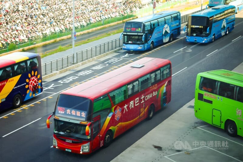 圖為新北市板橋客運站內各家客運業者車輛。（中央社檔案照片）