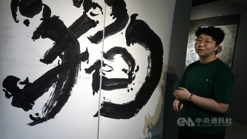 台灣新生代藝術家王冠雅於曼谷ARDEL's Third Place Gallery舉辦水墨展，以「熱狗車」為主題，呈現書法藝術的當代詮釋。中央社記者呂欣憓曼谷攝 113年5月3日