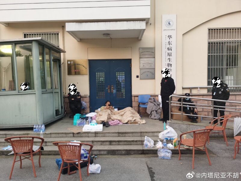 中國病毒學家張永振近日被趕出實驗室後，在實驗室外露宿抗議。（圖取自張永振微博weibo.com）