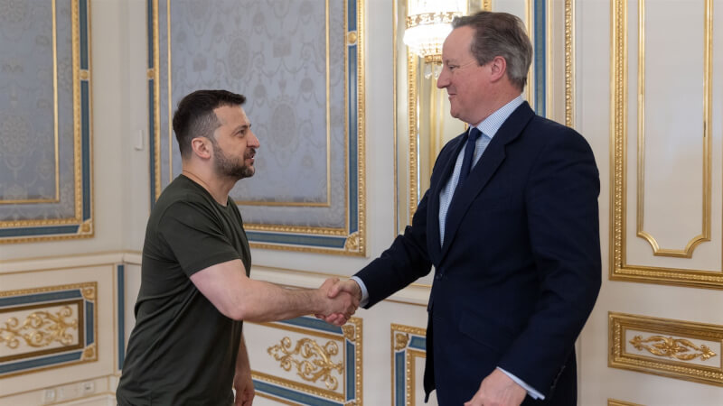 英國外交大臣卡麥隆（右）訪基輔，3日與烏克蘭總統澤倫斯基（左）會面。（圖取自twitter.com/ZelenskyyUa）