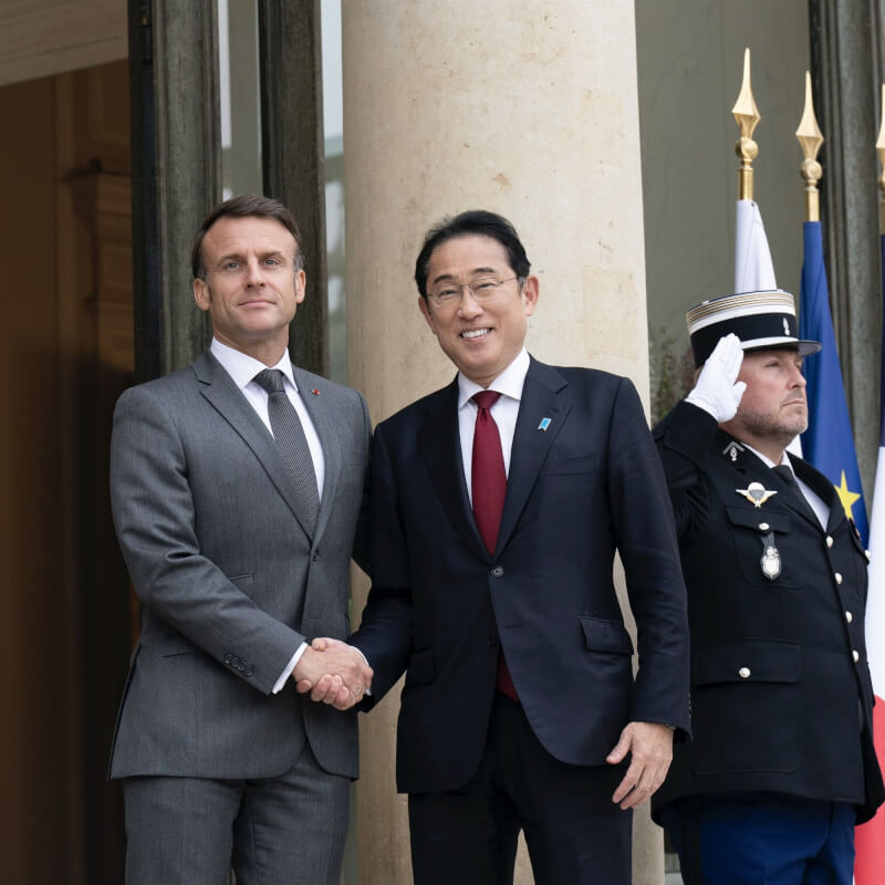 日本首相岸田文雄（中）與法國總統馬克宏（左）2日在巴黎會面。（圖取自twitter.com/EmmanuelMacron）