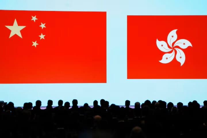 圖為中國五星旗與香港區旗。（路透社）