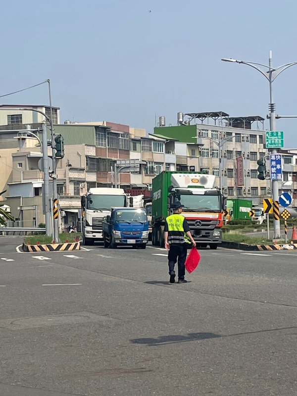 高雄市警察局交通警察大隊3日指出，警方從4日起針對林園區沿海路大型車輛規劃為期1個月的專案執法勤務，將特別針對闖紅燈及車輛是否依規定裝設行車視野輔助系統，且能否正常使用等違規項目加強稽查取締。（高雄市交通警察大隊提供）中央社記者洪學廣傳真  113年5月3日